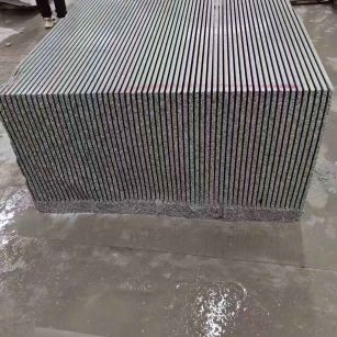 保山芝麻白毛板荒料切割